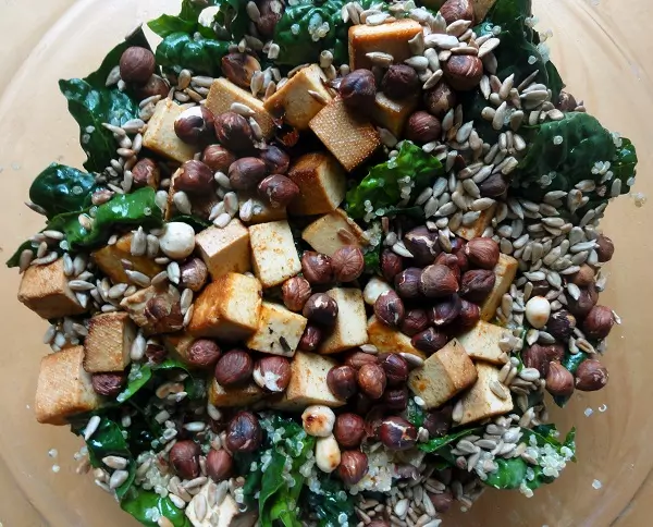 Salat mit Quinoa, Tofu und gebrannten Haselnüssen