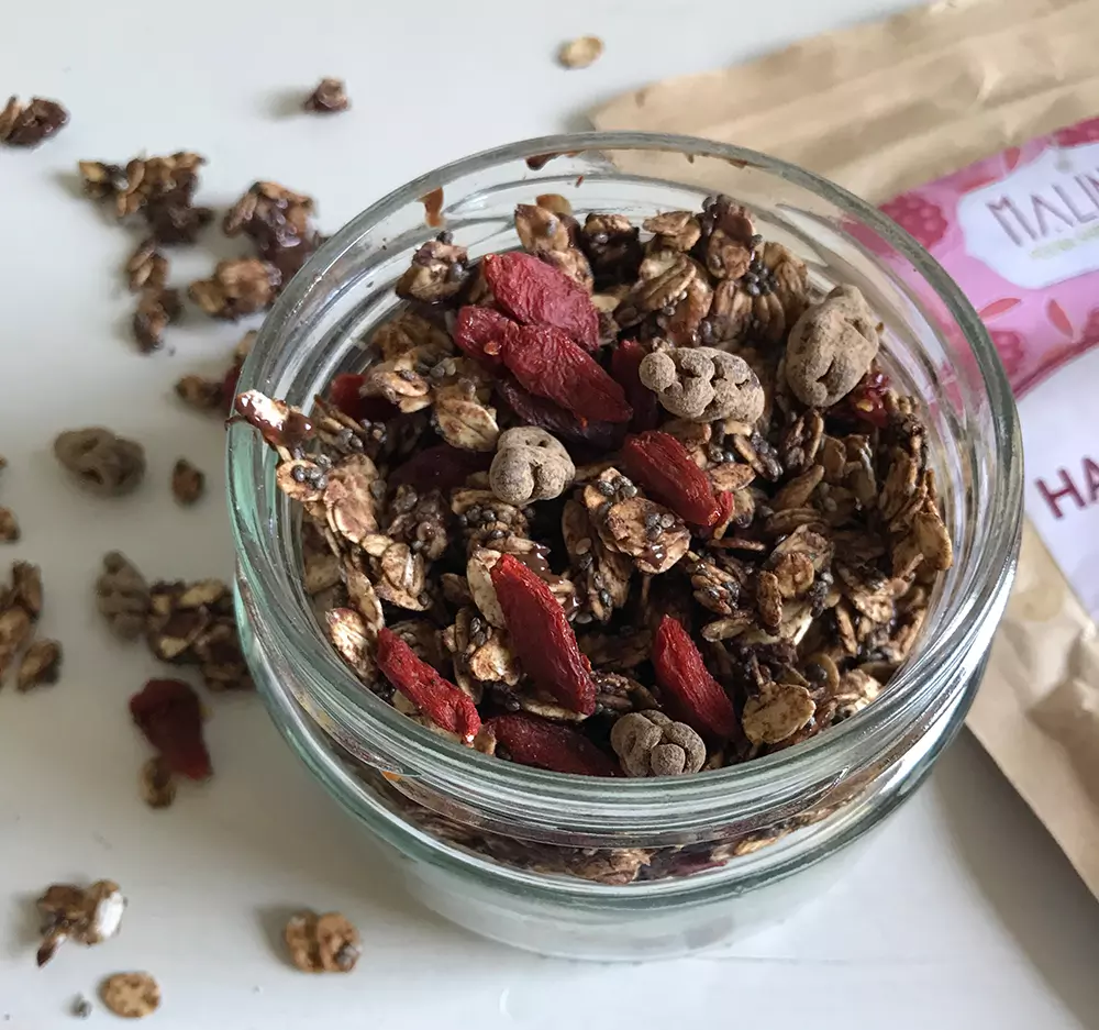 Selbst gemachtes Granola mit Schokolade und Goji-Erdbeeren