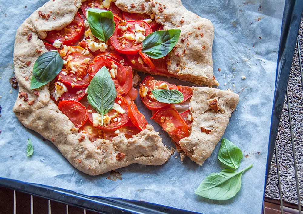 Schmeckt dir auch salziger Kuchen mit Tomaten und Feta-Käse