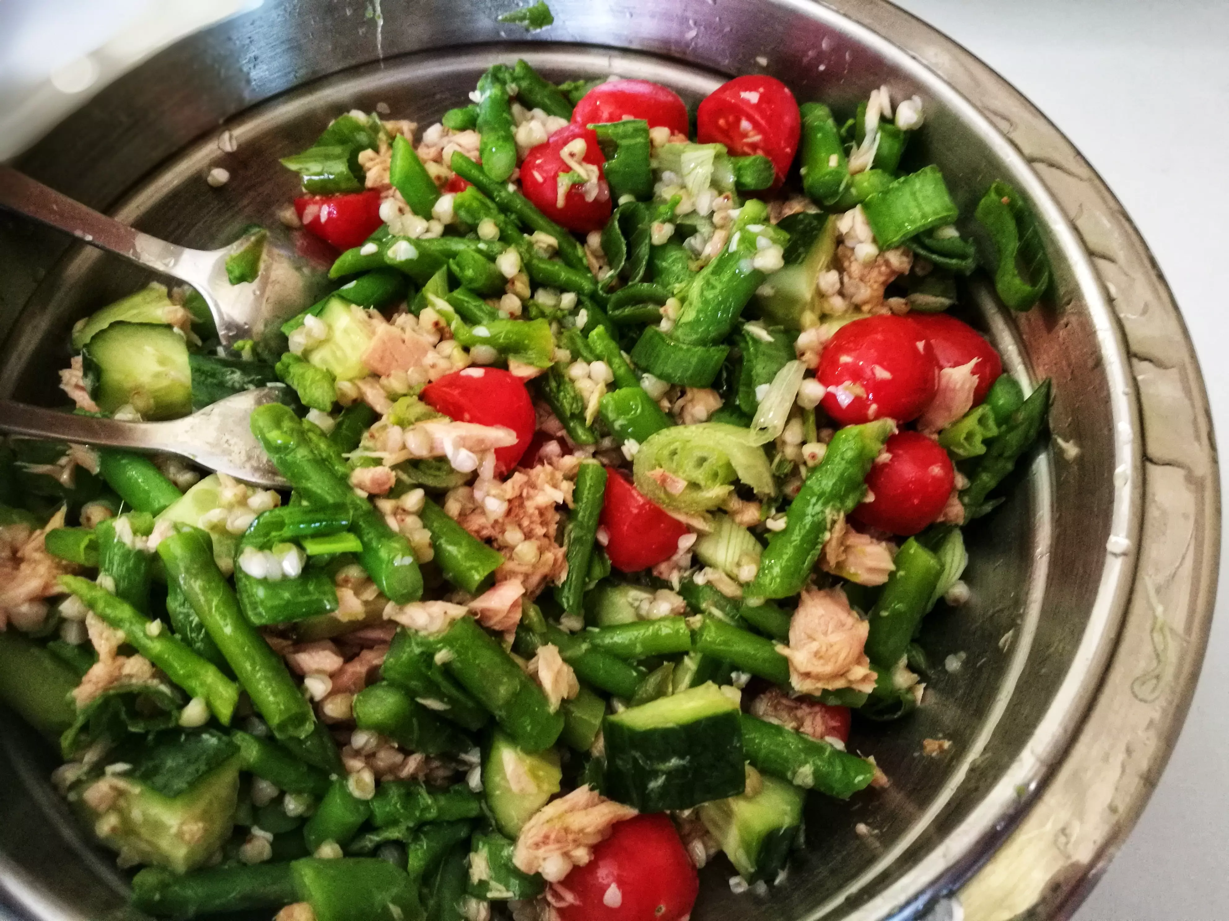 Gemischter Salat mit Buchweizenbrei