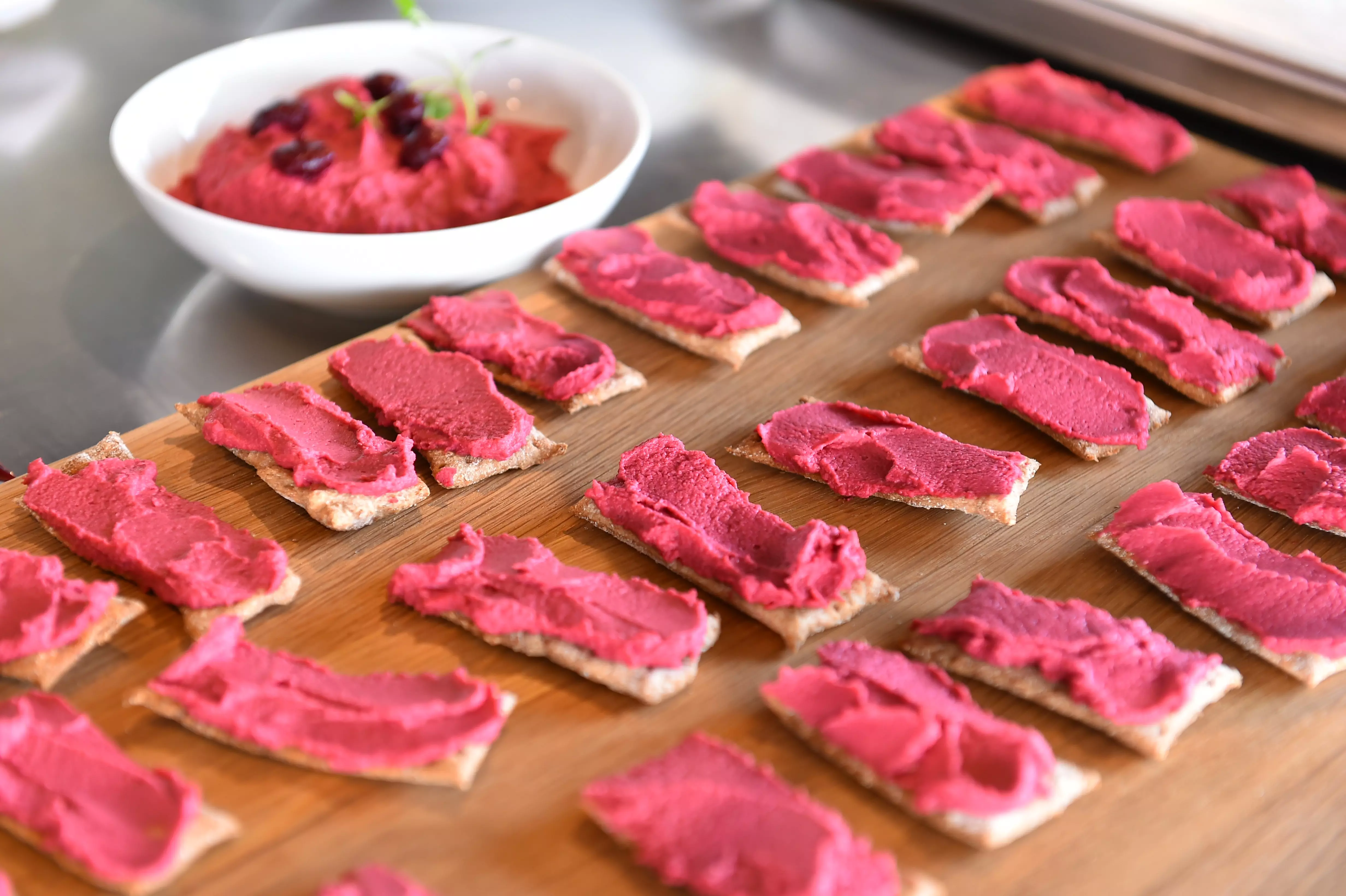 Dinkel Cracker mit Rote Beete Hummus