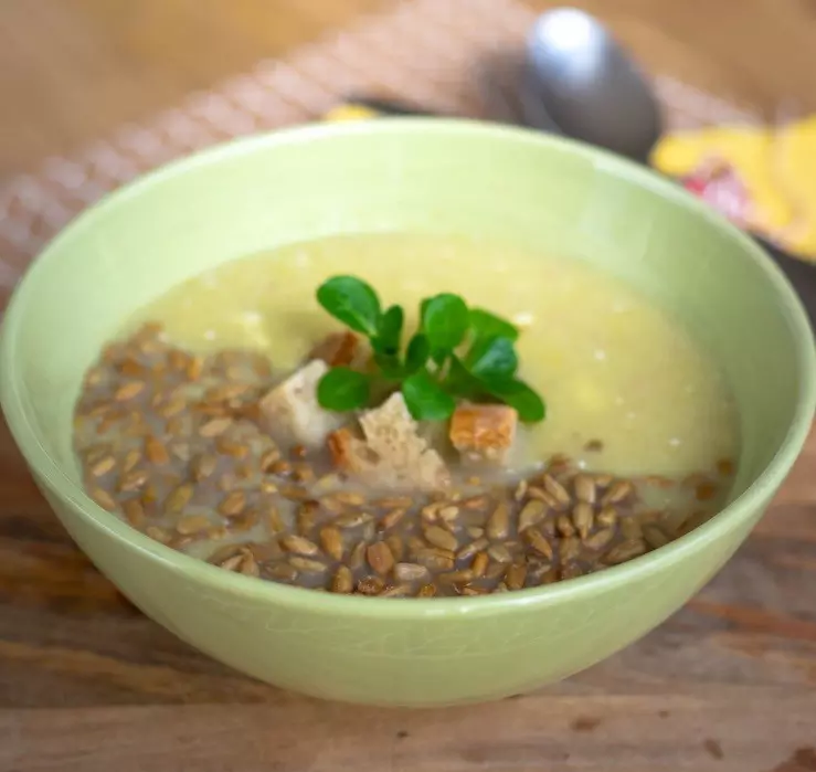 Lauchsuppe mit Speck und Sonnenblumenkernen