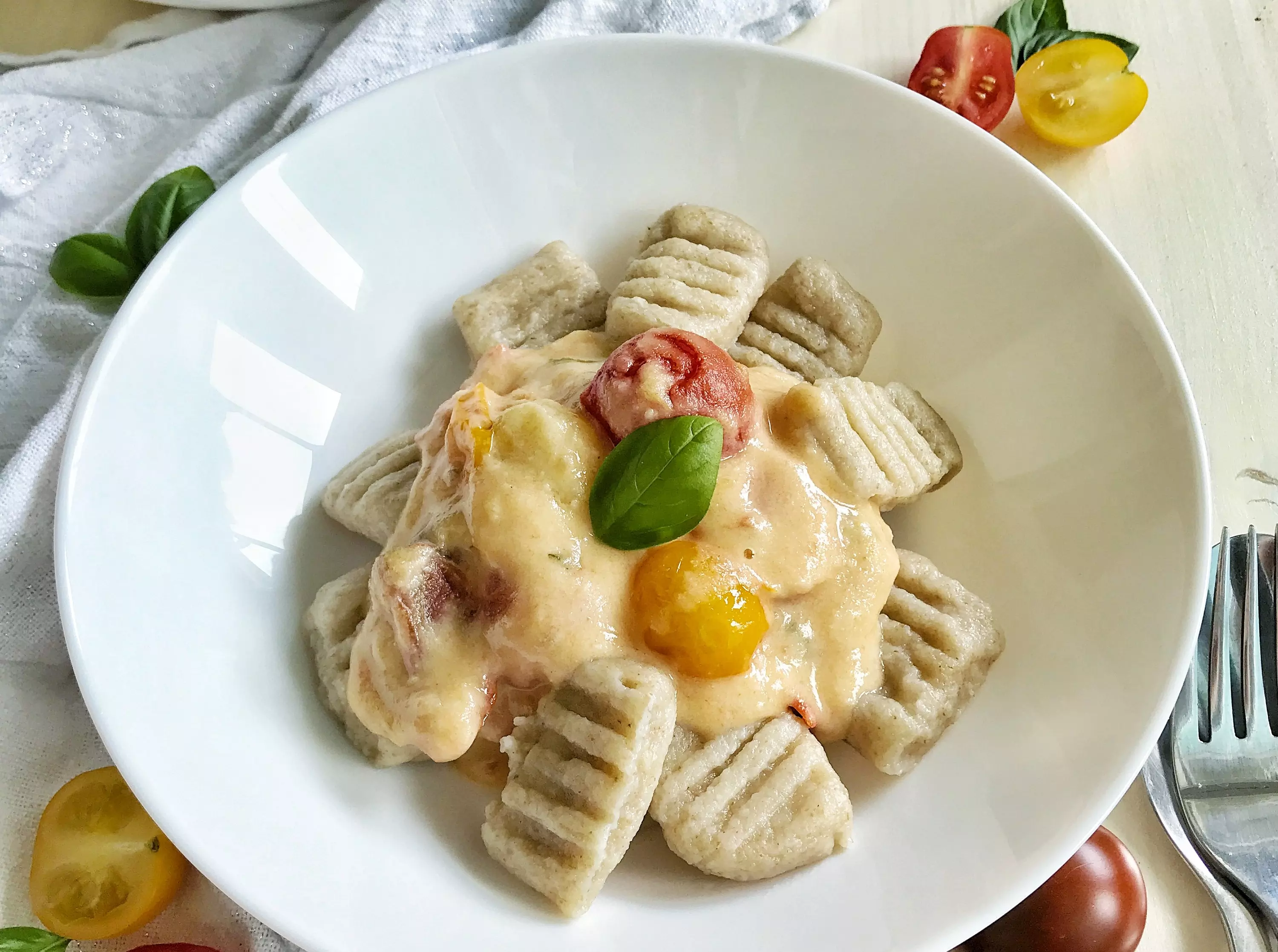 Grieß-Gnocchi mit Tomaten und Kokossoße 