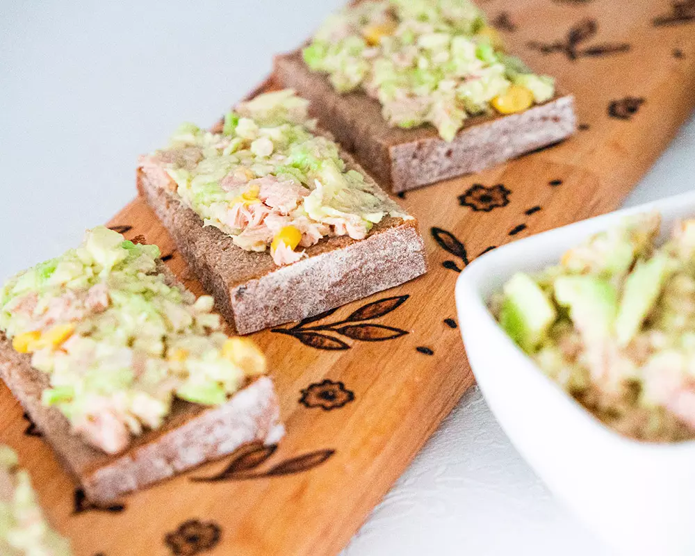 Avocado Aufstrich mit Thunfisch und Mais auf Roggenbrot