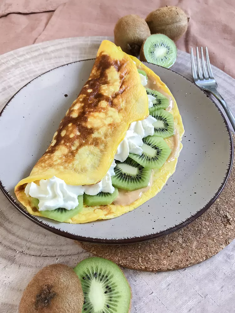 Einfaches Süßes Omelette mit Kiwi