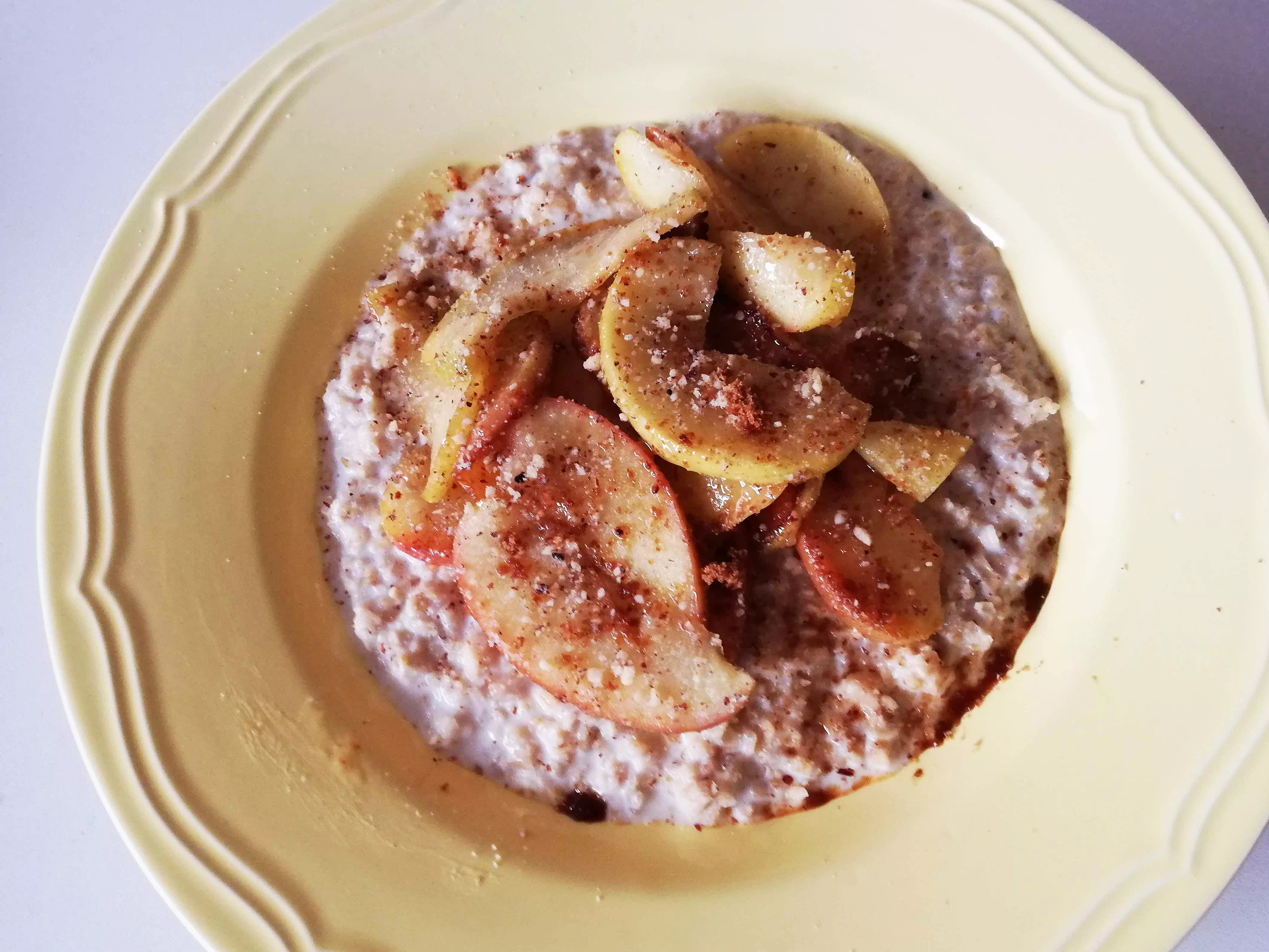 Haferbrei mit gebratenen Äpfeln und Zimt