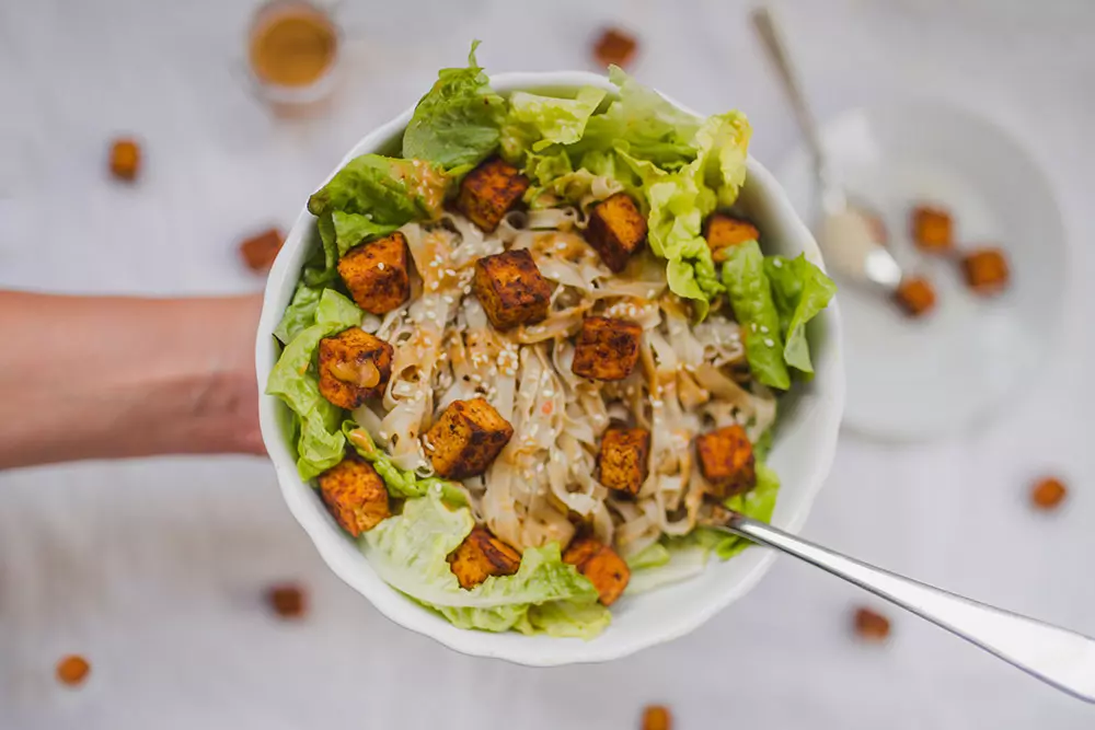 Salat mit Nudeln, Tofu und Erdnussbutter