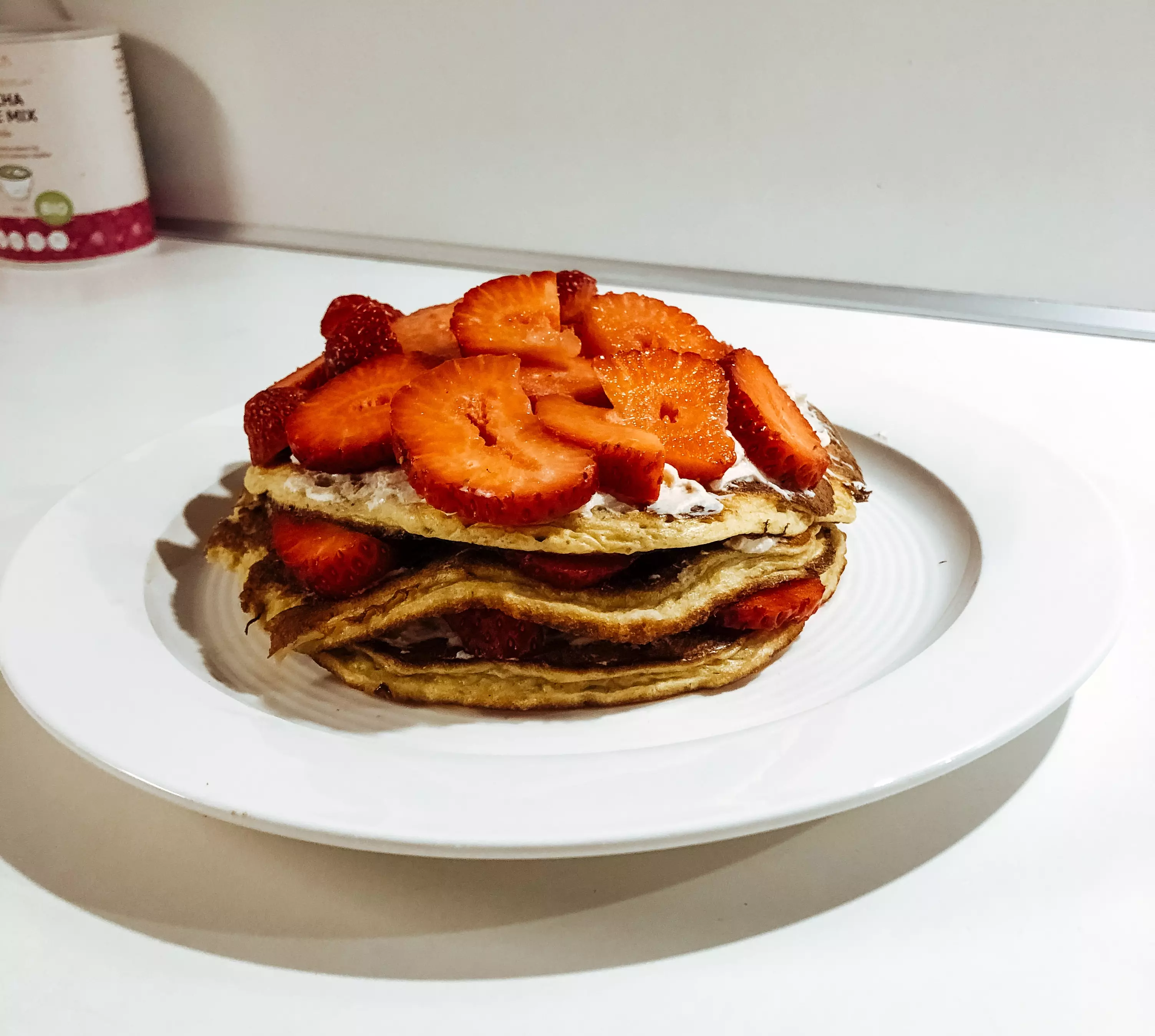 Protein-Pfannkuchen ohne Mehl mit Waldfrüchten