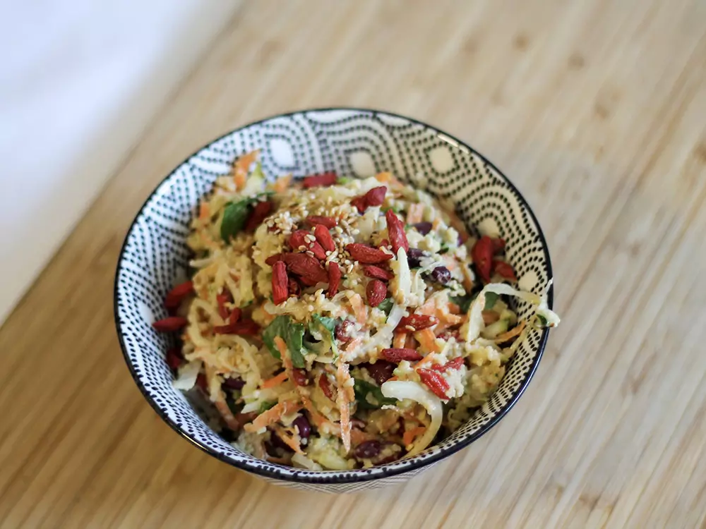 Salat mit Couscous und Humus-Dressing