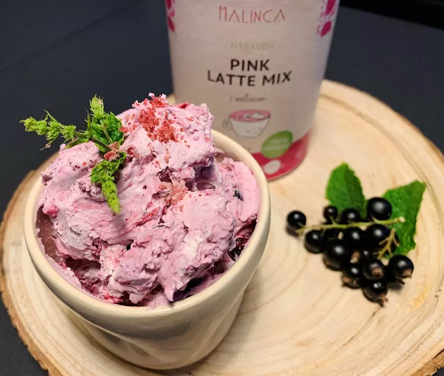 Pink Latte Eiscreme mit Johannisbeeren