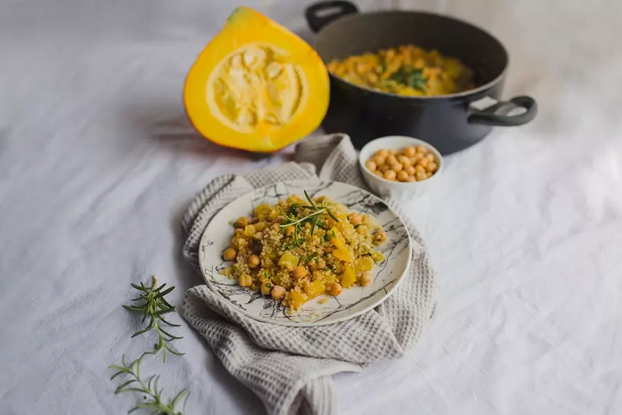 Herbst-Quinoa mit Kürbis und Kichererbsen