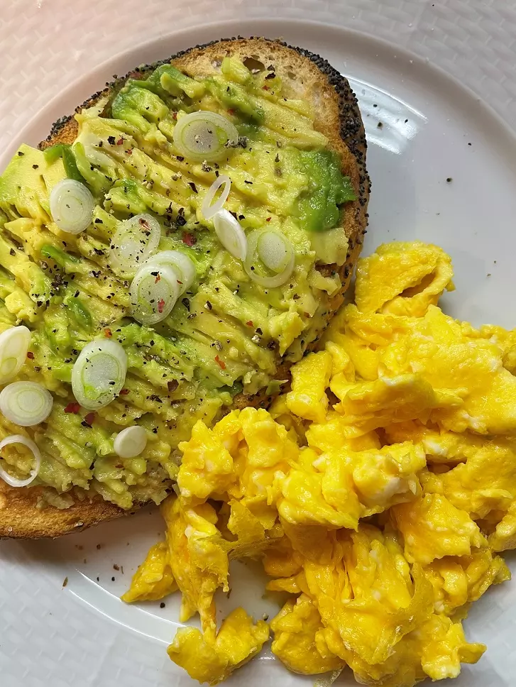 Eier und Avocado-Toast