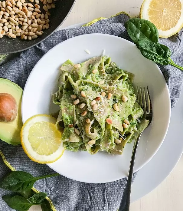 Bandnudeln mit Avocadosoße