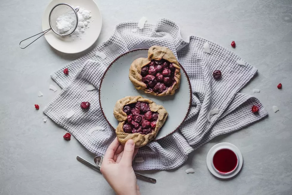 Gesunde Herz-Galette mit Sauerkirschen