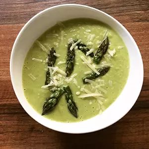 Spargelsuppe mit Parmesan