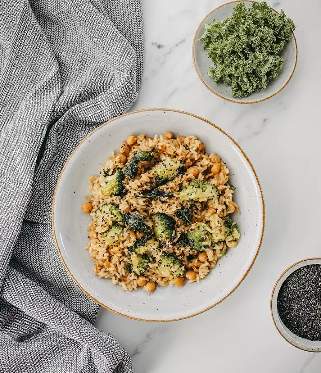 Stir Fry mit grünem Gemüse und Reis