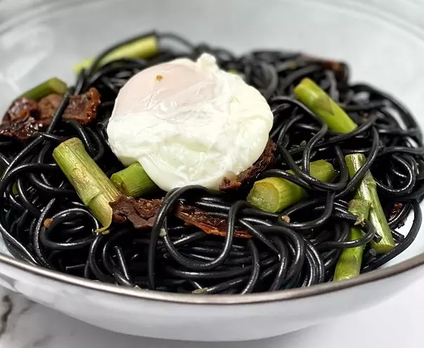 Nudeln mit Spargel, getrockneten Tomaten und pochiertem Ei