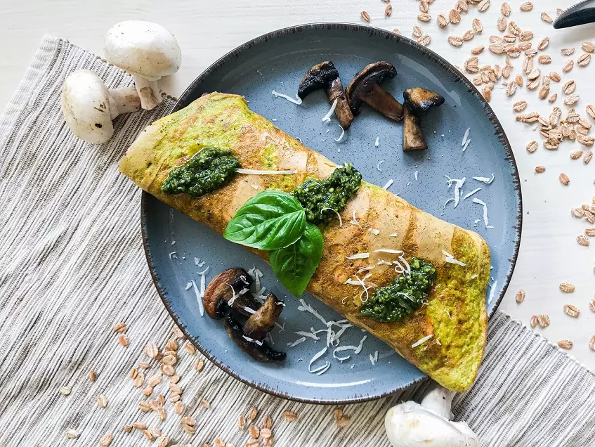 Pesto-Omelett mit Dinkelflocken und Champignons