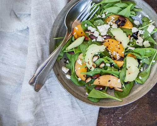 Frischer Salat mit Pfirsichen