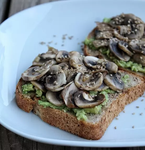 Toast mit Avocado und Pilzen