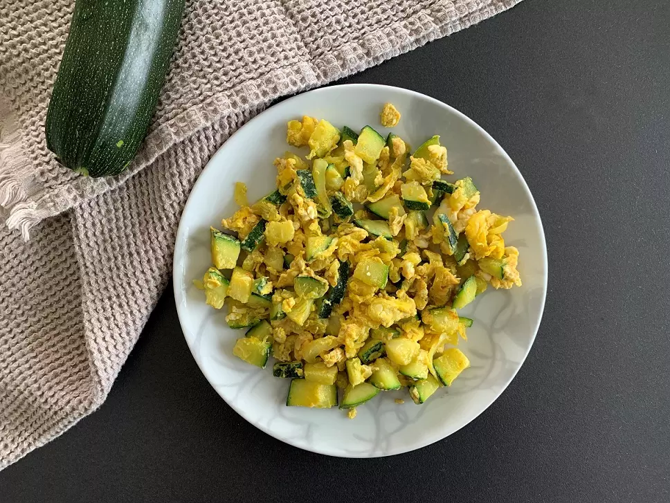 Gebratene Zucchini mit Ei