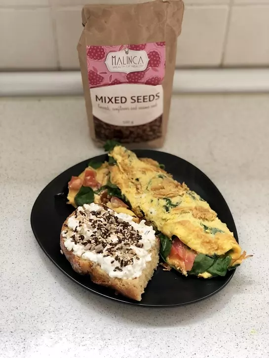 Eier-Omelett mit Vollkornbrot, Hüttenkäse und Samen