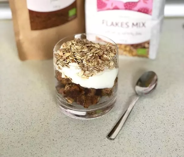 Granola mit Apfel und Skyr