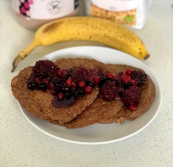 Schokoladen-Bananen-Proteinpfannkuchen mit Waldbeeren