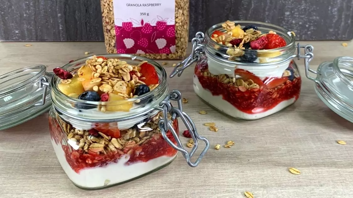 VIDEO: Himbeerparfait mit Granola