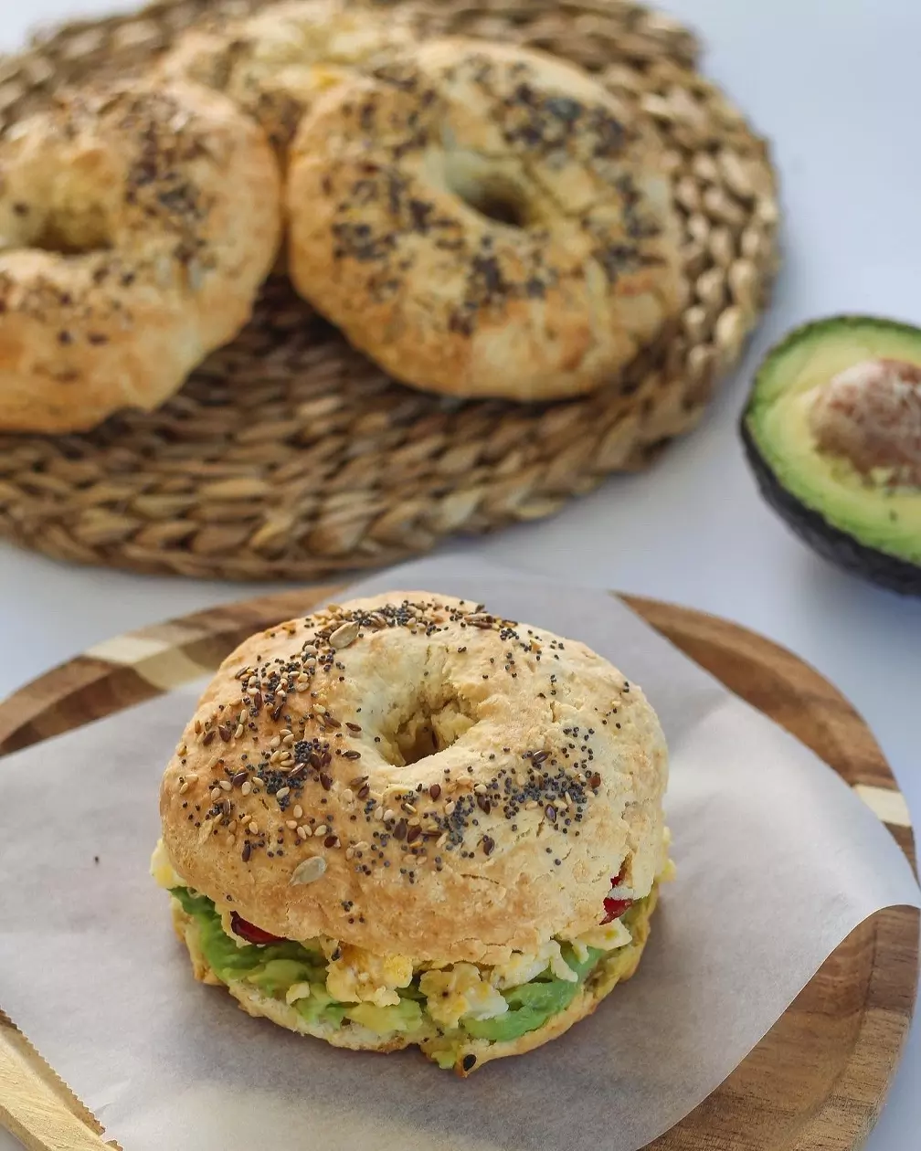 Bagel mit Avocado, Eiern und Speck