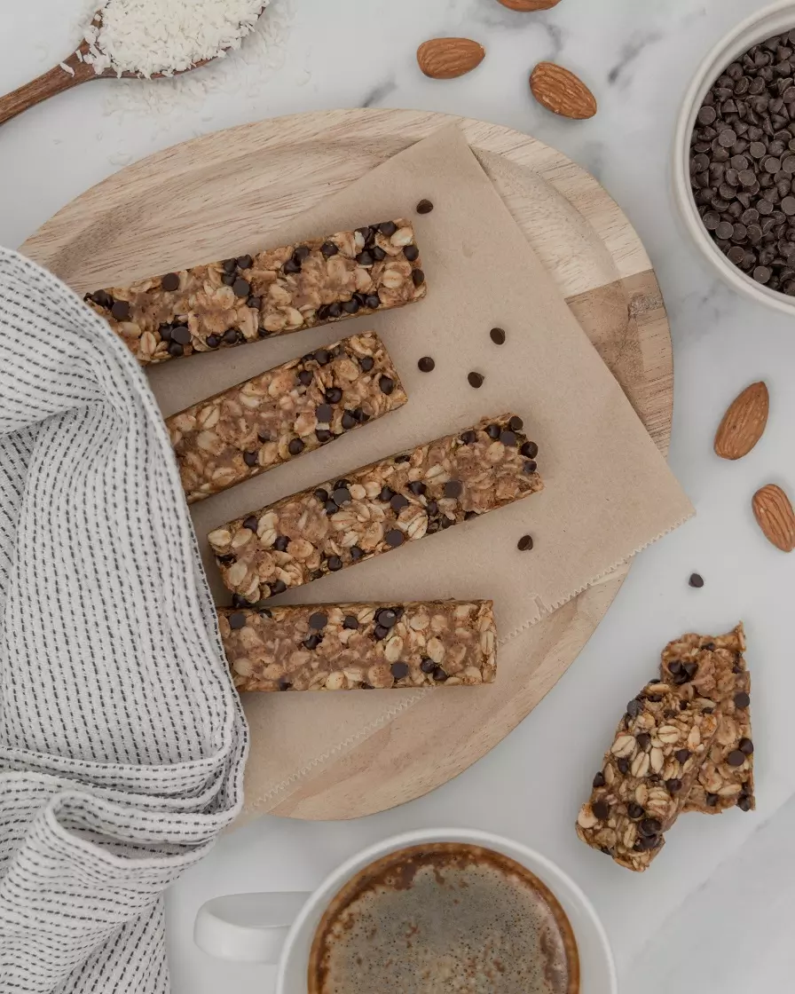 Hausgemachte Granola-Riegel mit Mandeln und Schokolade