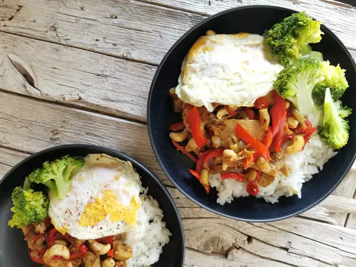 Reisteller mit Hähnchen, Gemüse und Cashewnüssen