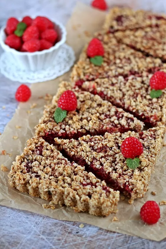 Kuchen mit Himbeeren und Kokos