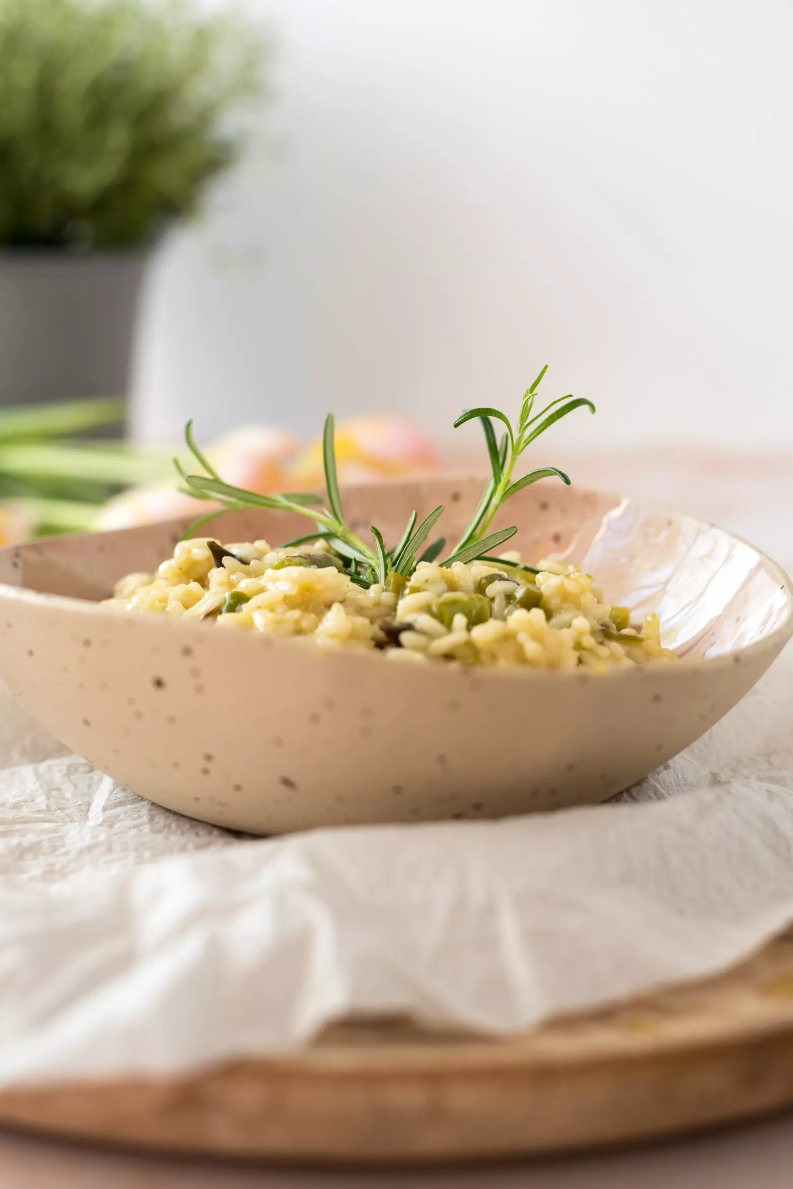 Veganes Risotto mit Spargel, Zitrone und Dill