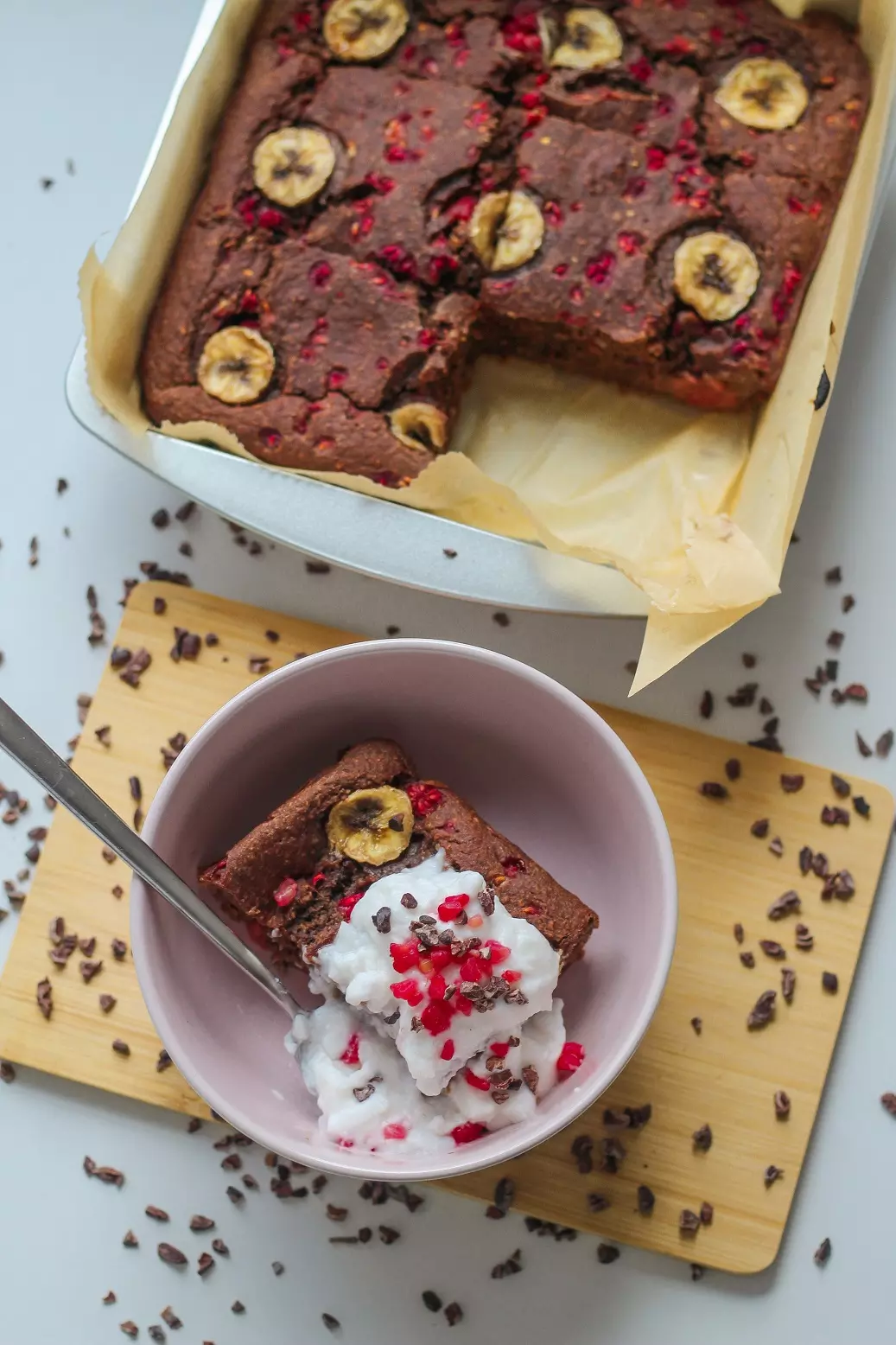 Gebackene Haferflocken mit Schokolade und Himbeeren