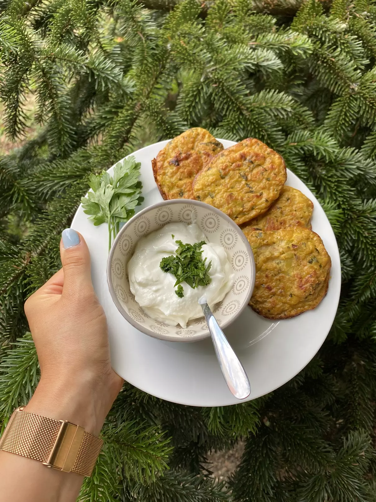 Zucchini-Bratlinge mit griechischem Joghurt