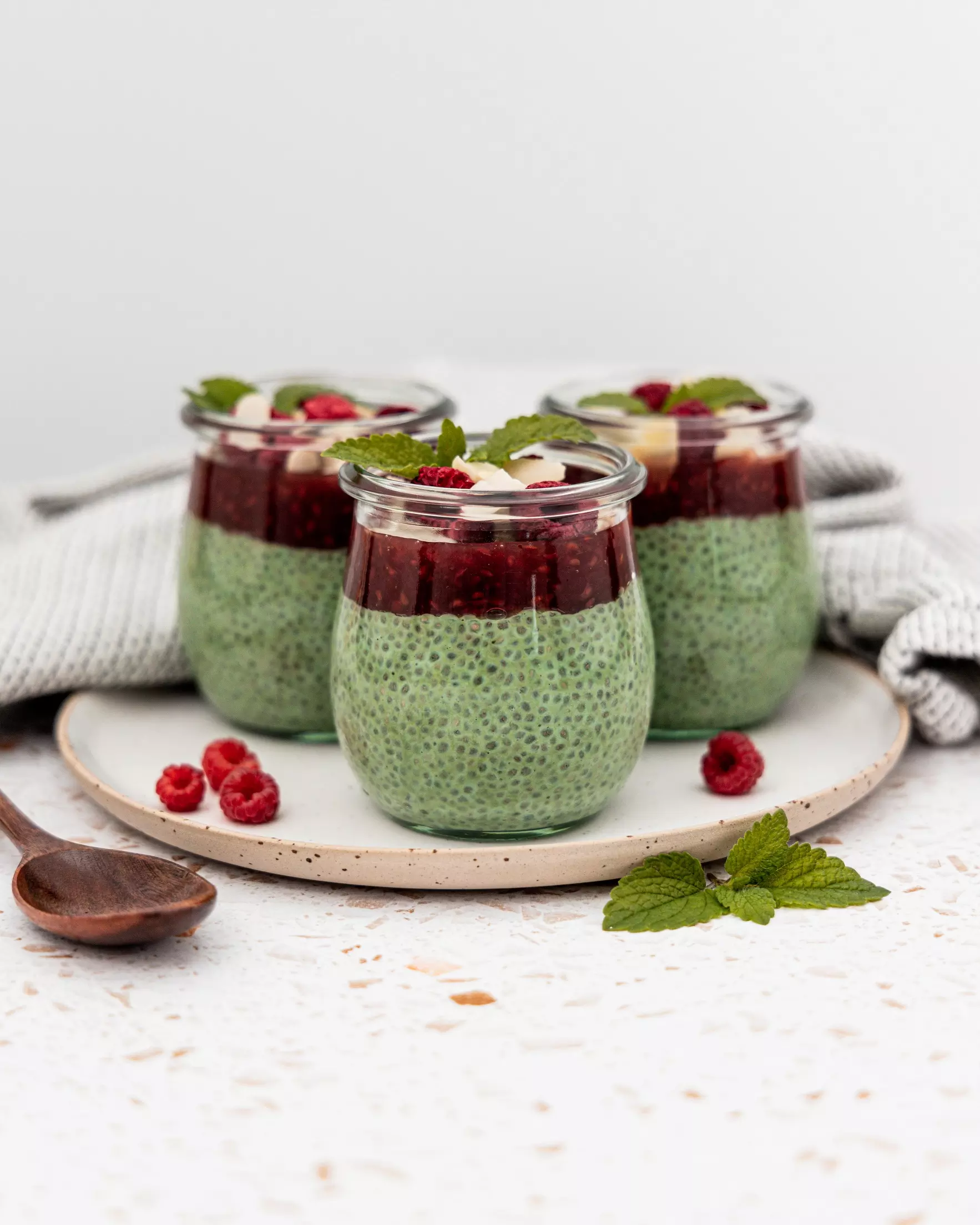 Veganer Matcha-Chia-Pudding mit Himbeeren