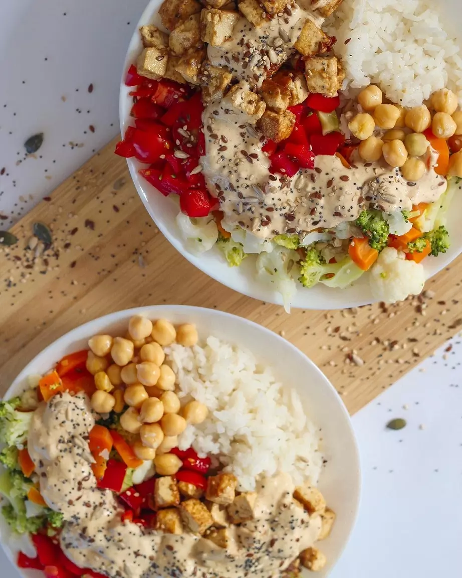 Tofu-Bowl mit Erdnusssauce