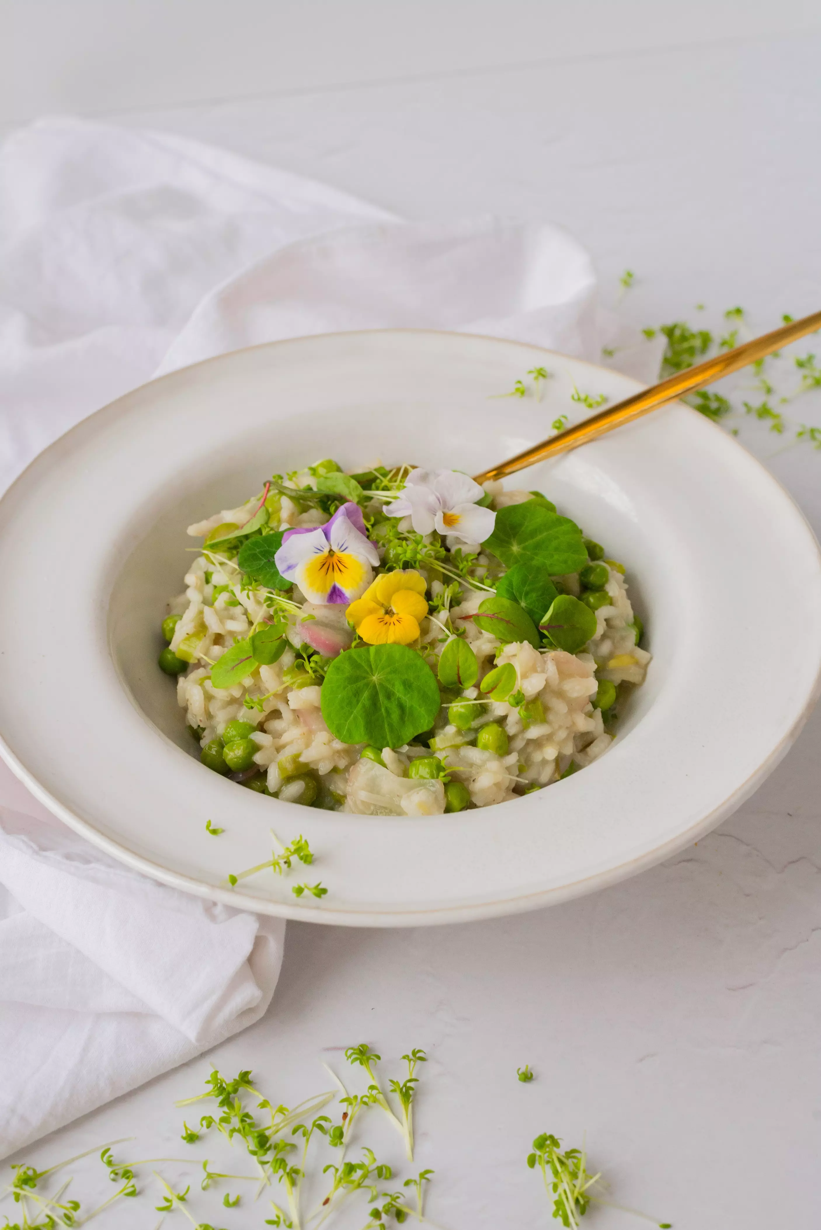 Frühlingsrisotto mit Radieschen und Spargel