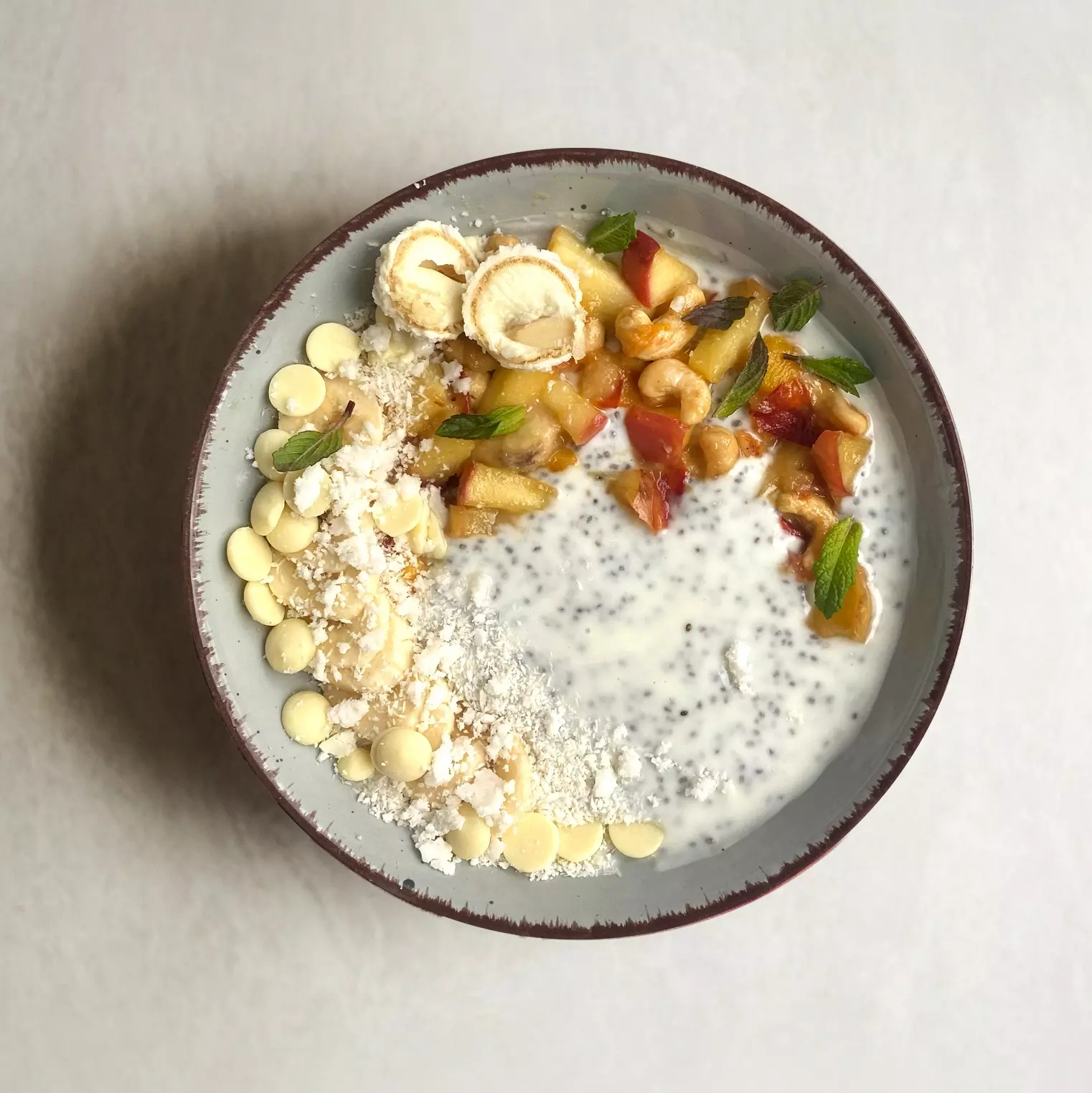 Himmlischer tropischer Chia-Pudding