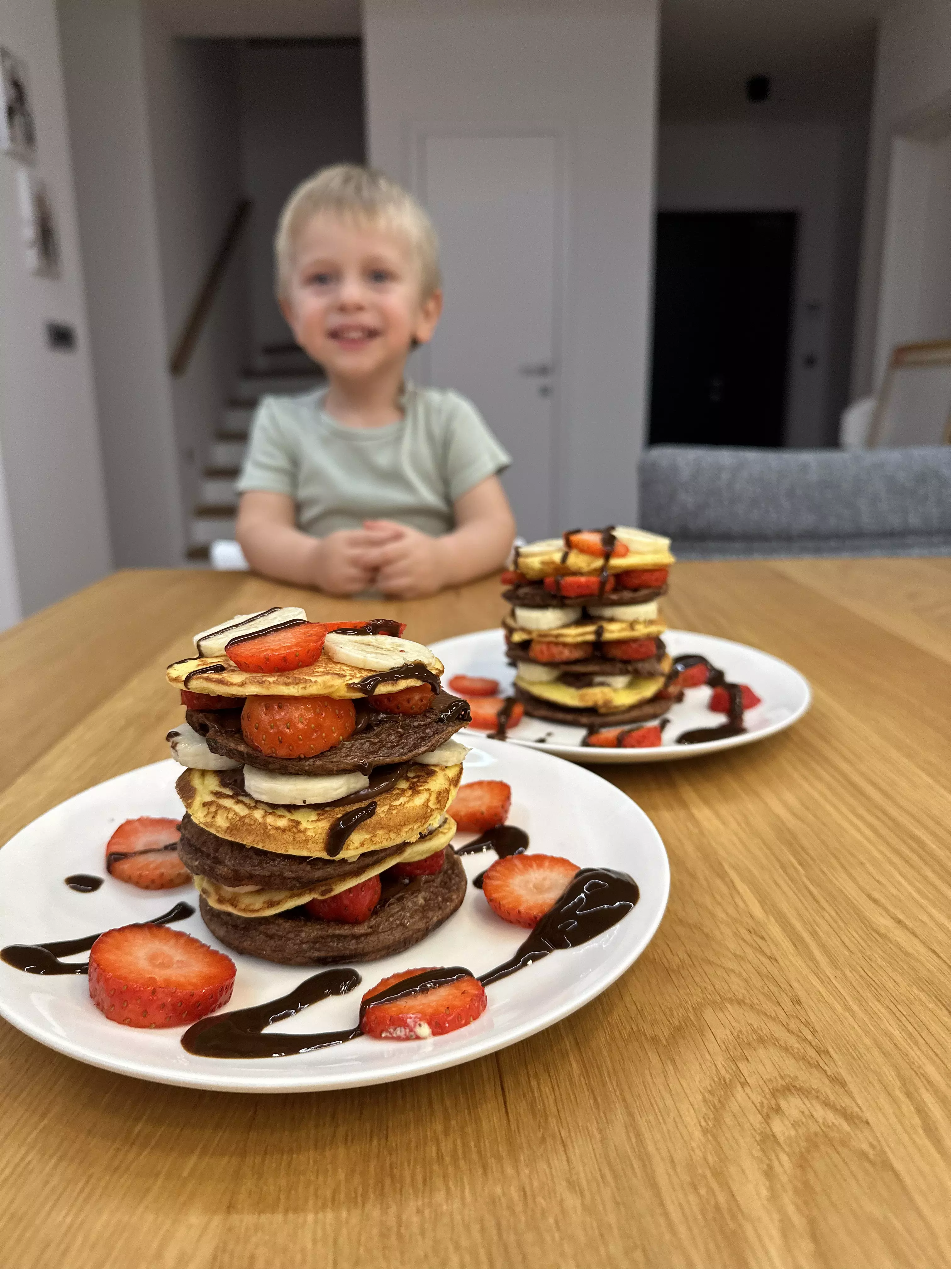 Zweifarbige Proteinpfannkuchen mit Obst