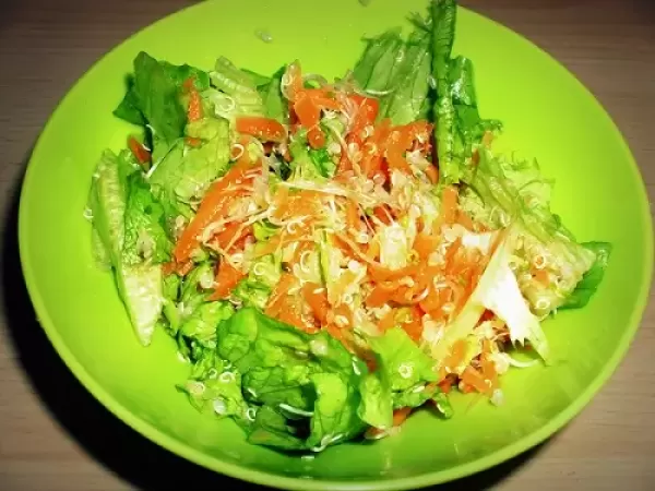 Salat mit Quinoa, Karotten und Keimlingen