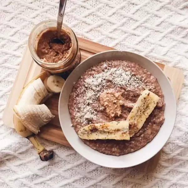 Haferbrei mit Banane, Schokolade, Erdnussbutter und Kokos