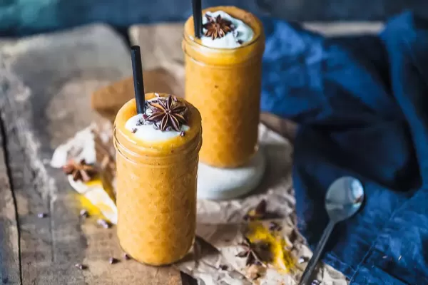 Smoothie mit Kaki, Kurkuma und Zimt