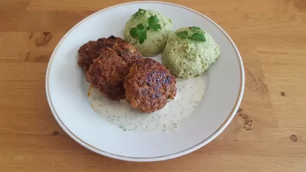 Frikadelle und Püree aus Blumenkohl und Broccoli