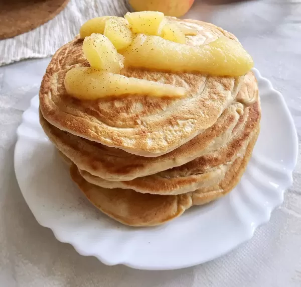 Dicke Dinkelpfannkuchen mit Apfel 