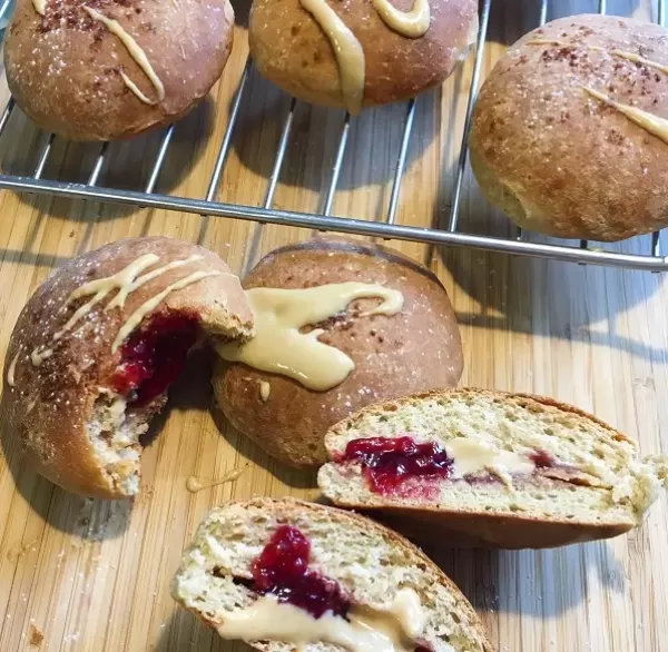 Krapfen mit Erdnussbutter und Marmelade