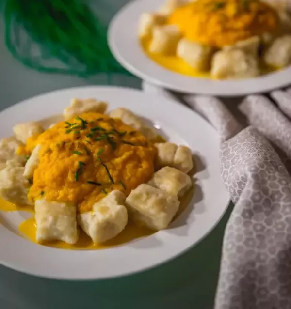 Dinkel-Gnocchi mit Karottensoße