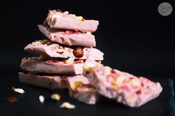 Pink Schokolade mit Haselnüssen und weniger Zucker