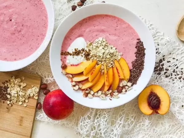 Smoothie Bowl mit Erdbeeren und Nektarinen